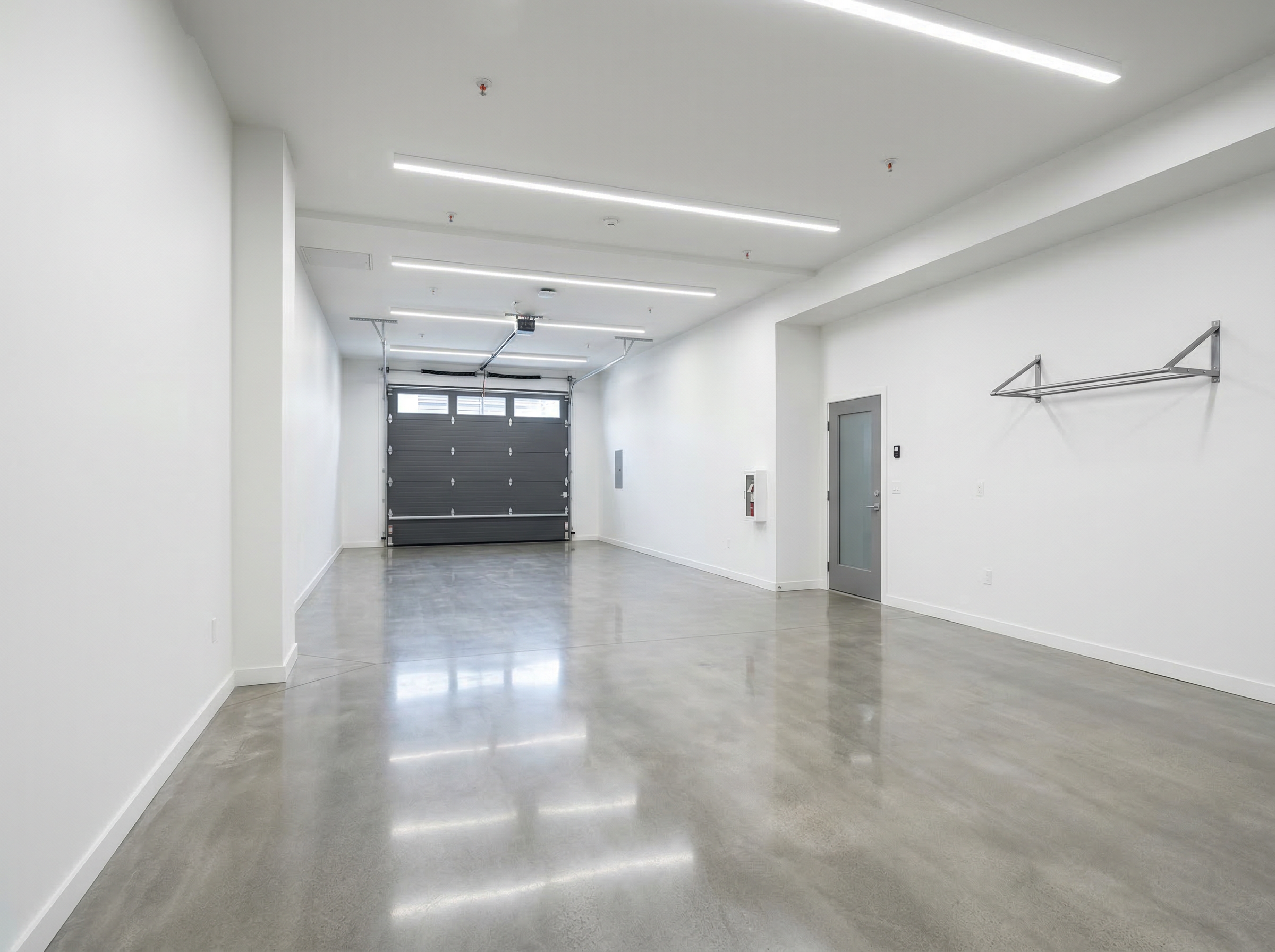 Modern garázs egység belső tér: fehér falak, LED megvilágítás, polírozott betonpadló